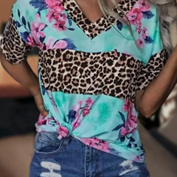 FLORAL LEOPARD PRINT COLORBLOCK V-NECK TEE - Picture 4 of 6